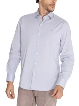 Camisa de manga larga celeste claro con cuello italiano y logo bordado en el pecho.