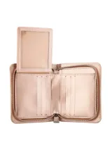 Monedero pequeño color rosa con cierre de broche y logo Terrano en el frente.