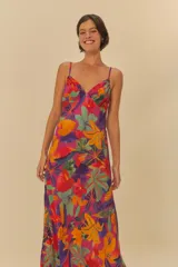 Vestido largo con estampado floral tropical multicolor, breteles finos y escote en V.