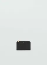 Billetera pequeña color negro con efecto saffiano, logo en relieve y cierre de botón a presión. Incluye múltiples ranuras para tarjetas y bolsillo exterior con cremallera.