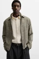 Sobrecamisa de tweed multicolor con cuello solapa, cierre frontal con cremallera, bolsillos laterales y puños abotonados.