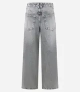 Pantalón skater de jeans con lavado dirty, tiro bajo, trabillas anchas, cierre con botón y cremallera, bolsillos delanteros y traseros, y bolsillo diferenciado.