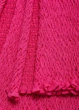 Pantalón acampanado color fucsia de tejido de punto trenzado con cintura elástica y aberturas en el ruedo.