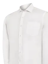 Camisa de manga larga blanca, confeccionada en popelina 100% algodón, con cuello italiano, bolsillo en el pecho con logo bordado y calce regular.