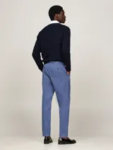 Pantalón chino celeste de corte cónico, confeccionado en satén de algodón elástico.