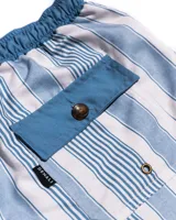 Short de baño celeste y blanco a rayas verticales, con cintura elástica y cordón ajustable.