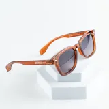 Lentes de sol Berna color caramelo con marco cuadrado y cristales degradé.
