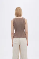 Musculosa marrón de acrílico con cuello a la base y corte ajustado al cuerpo.