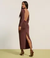 Vestido midi marrón de poliéster y elastano, con cuello redondo, mangas largas, espalda descubierta, fruncido en la parte baja de la espalda y abertura en la falda.