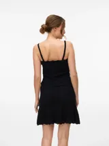 Top negro de punto con breteles anchos, escote cuadrado y cierre frontal con botones.