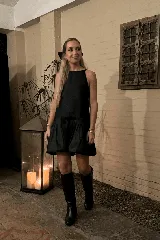 Vestido corto negro con cuello halter y falda balloon en tafeta.