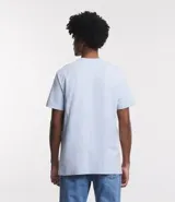 Remera celeste de media malla, corte comfort, cuello redondo, manga corta y bolsillo en el pecho.