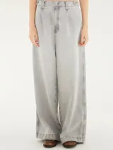 Pantalón de jean celeste de corte ancho.