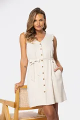 Vestido corto color beige de lino con escote en V, sin mangas, con botones frontales y cinturón de lazo.
