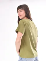 Remera rosa con estampado de labios rojos y texto en letras rojas y blancas.