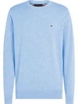Sweater celeste de tejido de punto con cuello redondo y logo de Tommy Hilfiger bordado en el pecho.