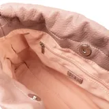 Cartera bandolera color nude, confeccionada en símil cuero graneado. Tiene acceso con cordón, correa regulable, herrajes plateados y un compartimento principal con un bolsillo interno con cierre y dos bolsillos abiertos. Diseño clásico con logo XL Extra Large al frente.