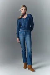 Pantalón de jean azul de tiro alto, con elastano, lavado localizado con bigotes y pierna recta.