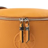 Riñonera color camel de símil cuero con correa ajustable. Tiene un compartimento principal con cierre, un bolsillo interno con cierre y dos bolsillos externos con cierre.