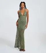 Vestido largo de punto color verde oliva, con escote pronunciado en V y espalda descubierta con tiras ajustables en el cuello y la espalda. Presenta un patrón geométrico de rombos y líneas en todo el tejido.
