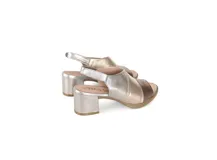 Sandalias de cuero con tecnología Antistress, color dorado y marrón, con taco cuadrado y tira trasera con hebilla.