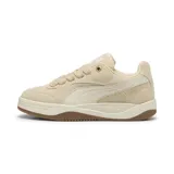 Championes Puma Park Luna SD color arena, de estilo retro con detalles en blanco y suela de goma marrón.