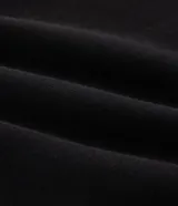 Pantalón baggy color beige, confeccionado en algodón con felpa. Presenta cintura elástica con cordón ajustable, bolsillos delanteros y un bolsillo trasero. El bajo es ajustable con elástico.