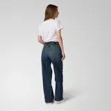 Pantalón de jean celeste, de corte wide leg, con cierre de cremallera, diseño de cinco bolsillos, remache con el logotipo de marca en el bolsillo de mano, parche con el logotipo de Cat en la cintura trasera y etiqueta triangular envolvente en el bolsillo de parche trasero.