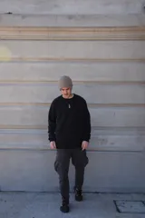 Buzo negro de algodón con efecto lavado y pequeño logo bordado en el pecho.