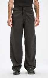 Pantalón negro de corte recto, ideal para un look casual.
