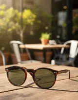 Lentes de sol Kubu modelo Tigris Olive, con montura redonda de carey y lentes polarizados color verde oscuro.