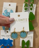 Aros colgantes con aro dorado y dije circular celeste con borde de strass.