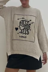 Sweater negro de tejido de punto con cuello redondo y mangas largas. Estampado frontal con el signo zodiacal Tauro en color crudo.