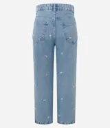 Pantalón recto cropped de jeans celeste con bordados de flores blancas.