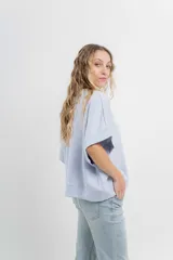 Buzo verde agua de algodón grueso, manga corta y corte oversize.