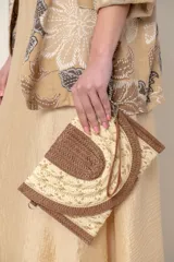 Sobre de rafia color beige y marrón con lurex dorado, con correa para colgar y lazo de mano.