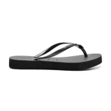 Ojotas negras Havaianas modelo Flatform, con plataforma y tiras finas con el logo de la marca.