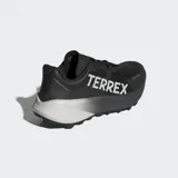 Championes Adidas Terrex Agravic 3, color negro con detalles en blanco.