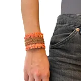 Pulsera brazalete color salmón con lentejuelas delgadas y strass.