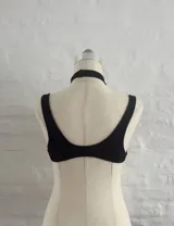 Body negro con aberturas en el abdomen y espalda descubierta.