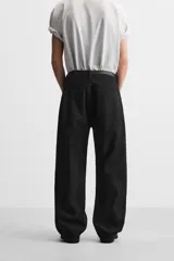Pantalón de jean celeste con efecto lavado, corte amplio tipo baggy y cinco bolsillos.