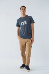 Pantalón cargo slim fit color gris oscuro, con cierre de botón y cremallera, trabillas para cinturón y bolsillos cargo con botones.