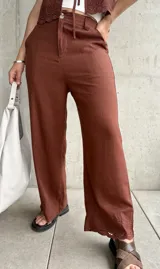 Pantalón de lino color chocolate, de corte recto y terminación bordada en el ruedo.