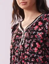 Conjunto de pijama marca René Rofé, compuesto por short y remera de tejido soft estampado. Remera de escote en V con aplique de puntilla, botones y detalle plisado. Short con cintura elastizada.