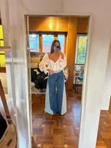 Pantalón jean wide leg de tiro alto, color azul denim con paneles laterales blancos.