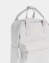 Mochila negra de tela deportiva con correas regulables, manijas superiores con broche, acceso con cierre superior y puller de cuerina, bolsillo frontal con cierre y puller de cuerina, y tag de goma.