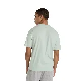 Camiseta de hombre New Balance color verde agua, de corte clásico y manga corta, con logo estampado en el pecho.