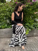 Pollera larga de satén con estampado de cebra en blanco y negro.