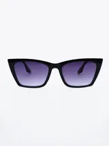 Lentes de sol negros con forma de ojo de gato y lentes degradadas en tonos violeta.