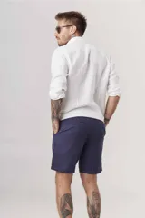 Camisa de manga larga color ladrillo, de corte clásico y confeccionada en lino.